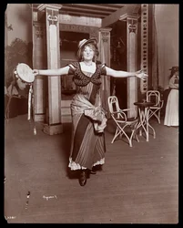 Amelia Summerville i kostym som "Burlesquing Girl of the Golden West", 1906 (silvergelatintryck)